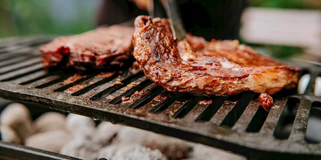 Einfacher Trick verhindert, dass das Fleisch am Grillrost klebt