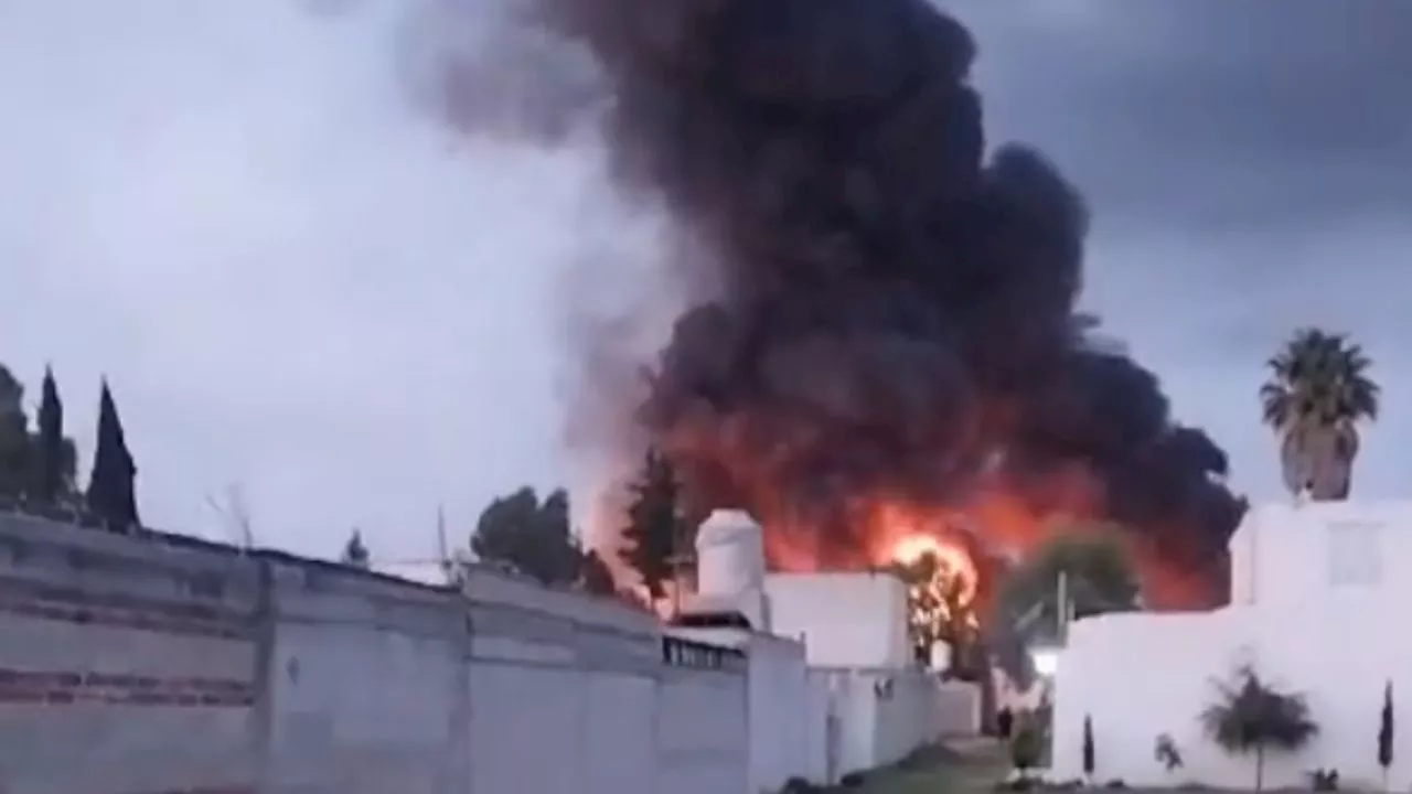 VIDEO: fuerte incendio consume fábrica de veladoras en Puebla