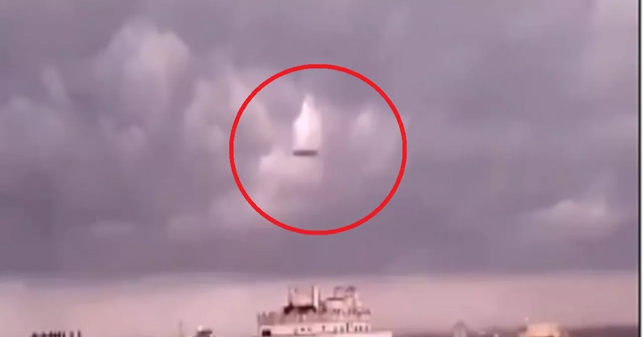 आसमान में दिखा UFO! बादलों के बीच यूं गायब हो रहा था रहस्यमई विमान, लोगों में मचा हड़कंप