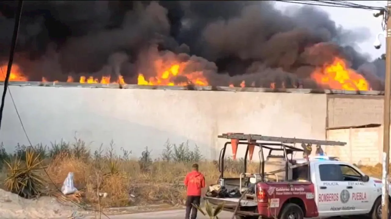 Fuerte incendio consume fábrica de veladoras en Texmelucan: VIDEO