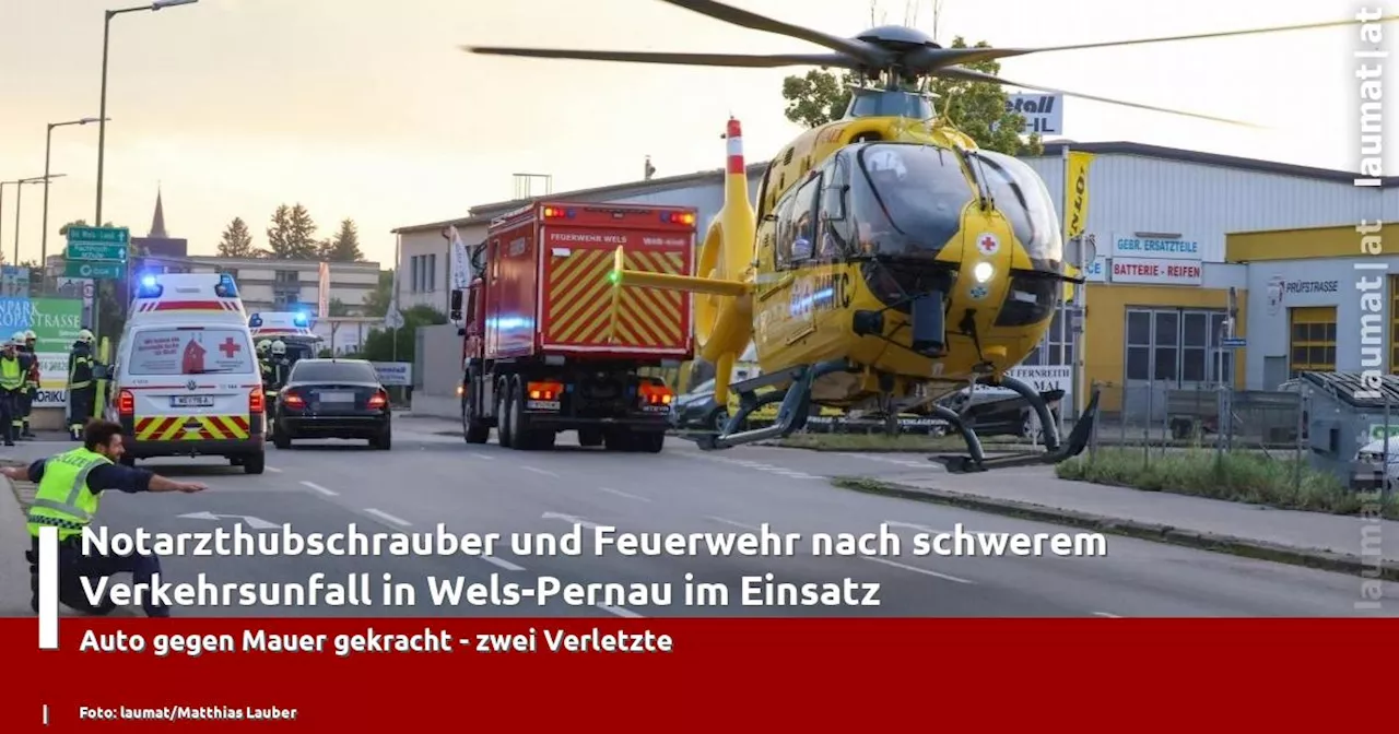 Notarzthubschrauber und Feuerwehr nach schwerem Verkehrsunfall in Wels-Pernau im Einsatz