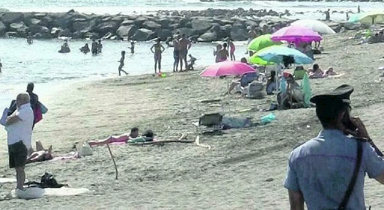 Spargono le ceneri del parente defunto in mare, bagnanti sotto choc sulla spiaggia: arriva la polizia