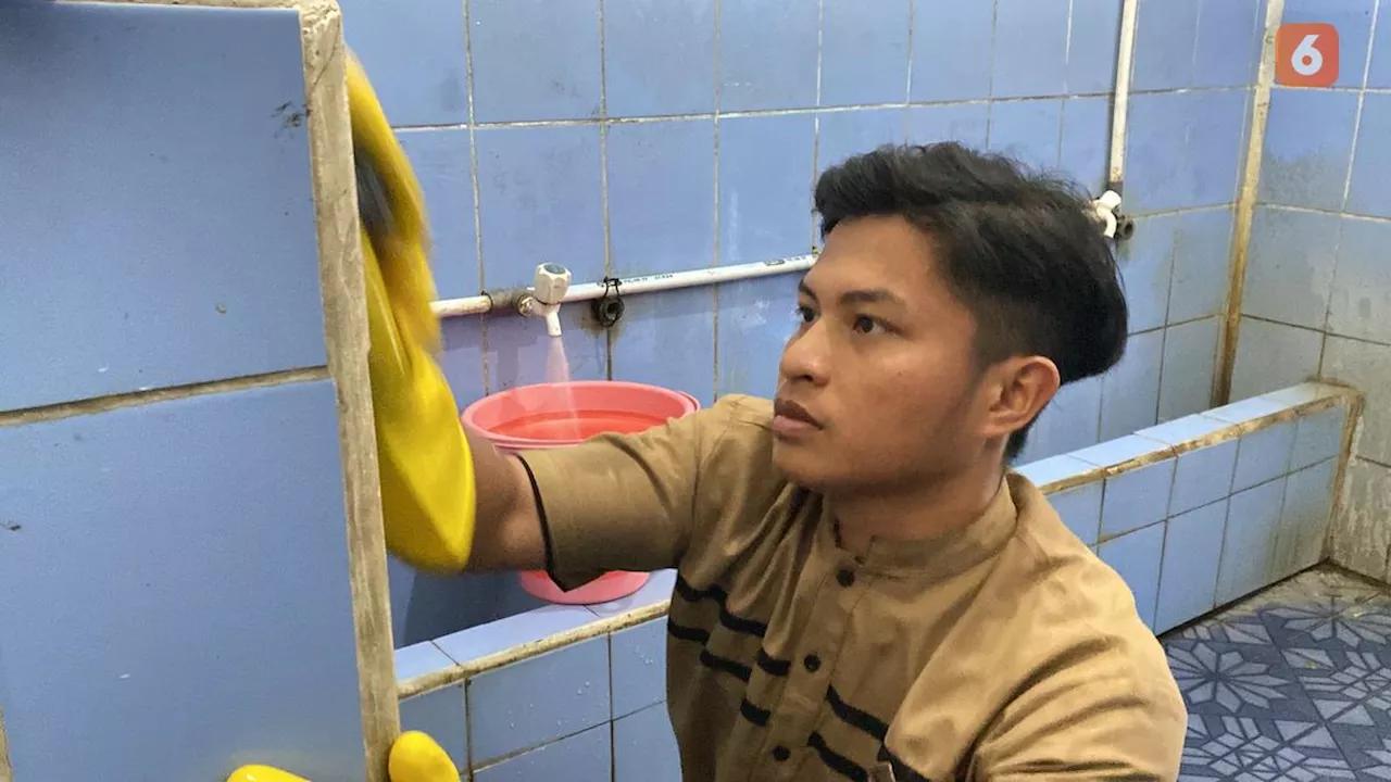 Bermodal 'Senjata Ajaib', Cecep Pemuda Sukabumi Viral Keliling Kampung Bersihkan Toilet Masjid