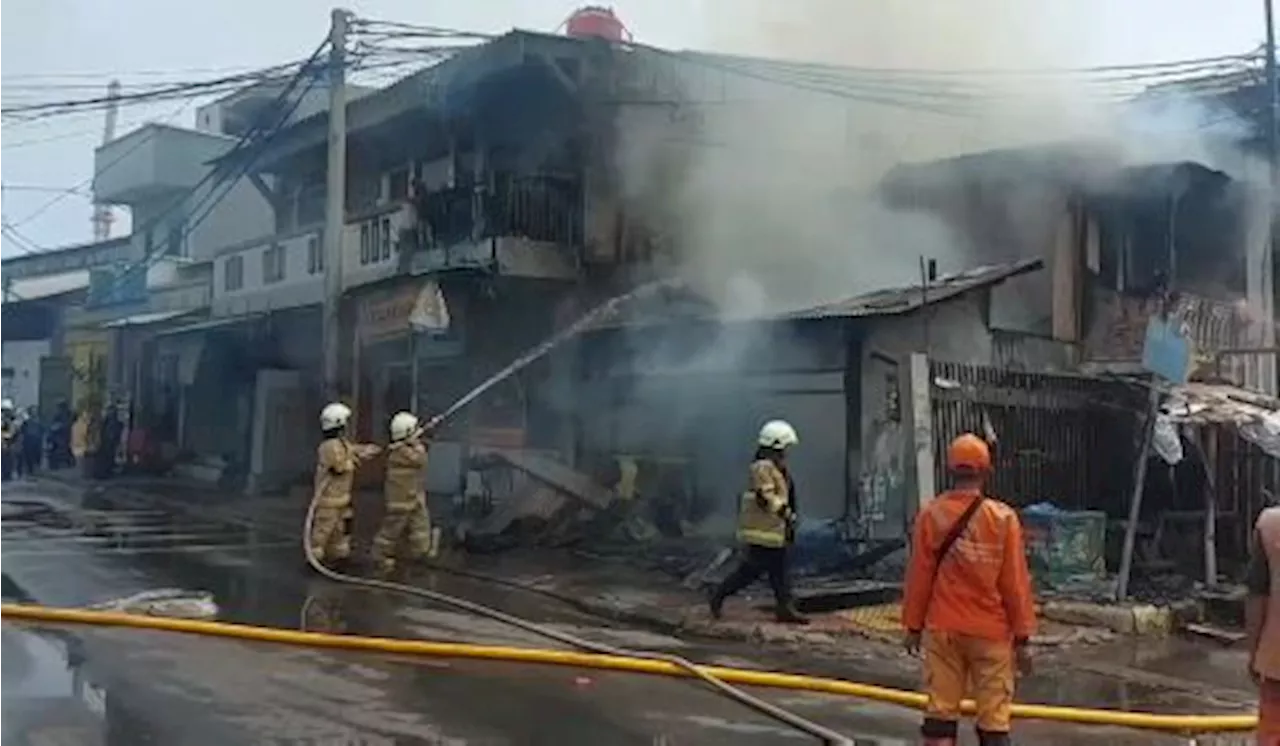 Warteg di Depan Pelabuhan Sunda Kelapa Terbakar