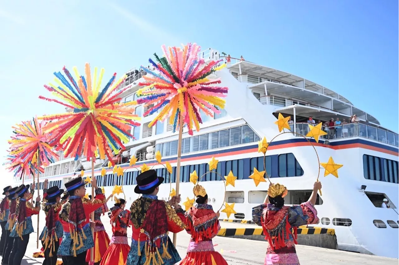 Bicolanos welcome European international cruise ship passengers