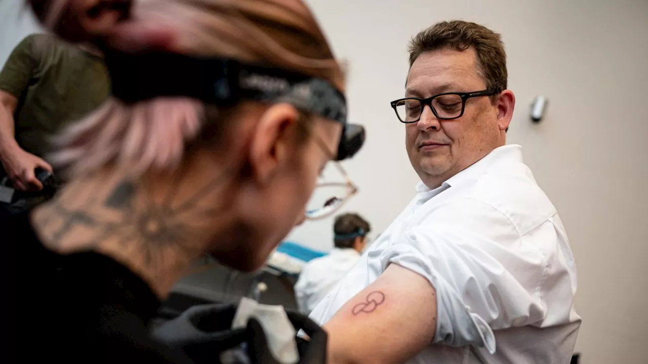 Abgeordnete lassen sich Organspende-Tattoos tätowieren