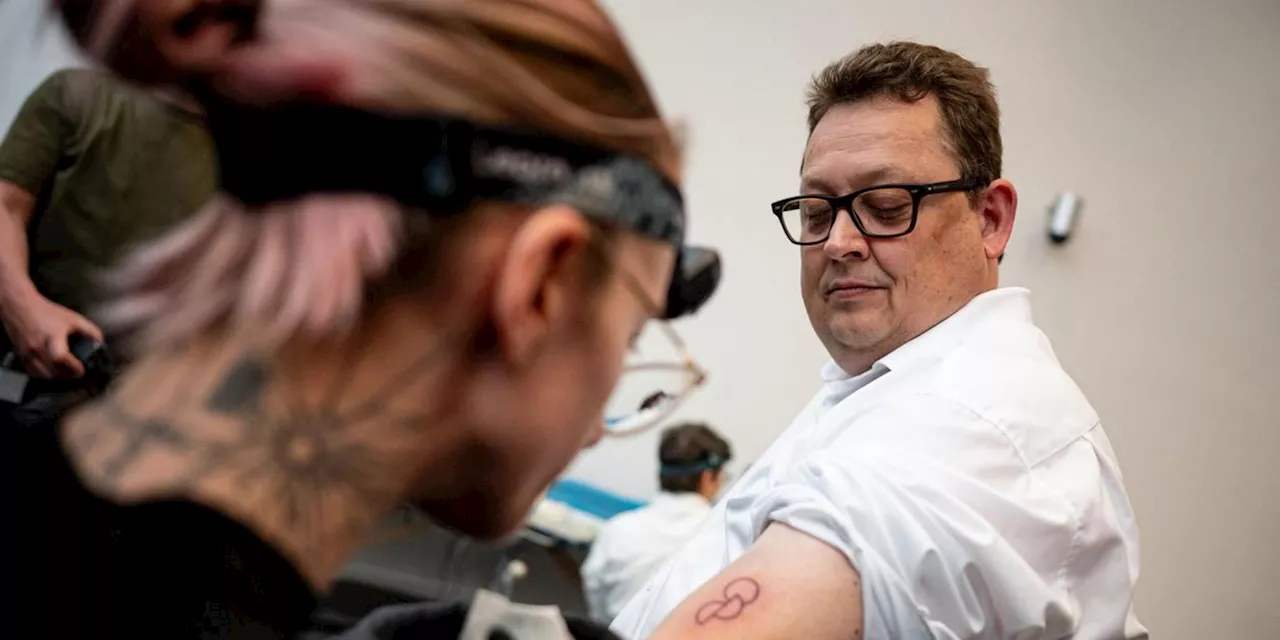 Abgeordnete lassen sich Organspende-Tattoos t&auml;towieren