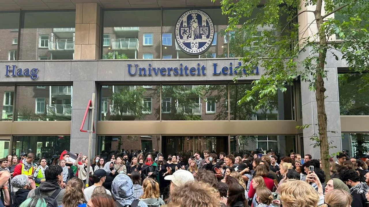 ME grijpt in bij bezetting gebouw Universiteit Leiden in Den Haag