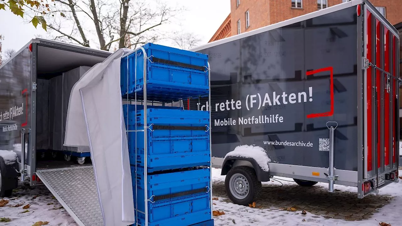 Rheinland-Pfalz & Saarland: Bundesarchiv übt Rettung von beschädigten Akten mit Anhänger