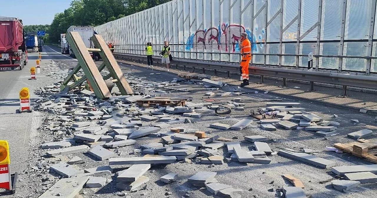 Lkw verliert auf der A2 Steinladung - und demoliert den Blitzer vom Bielefelder Berg