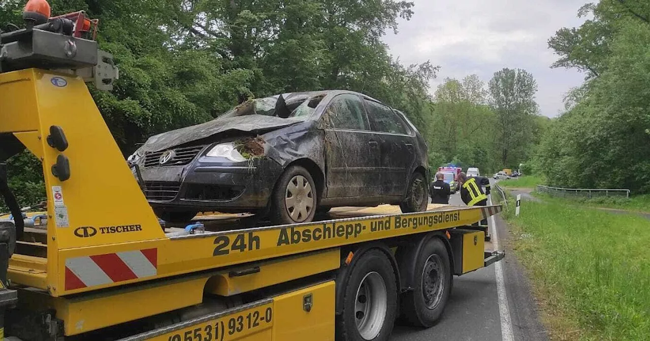 Vollsperrung: Pkw kommt bei Höxter von der Straße ab und überschlägt sich