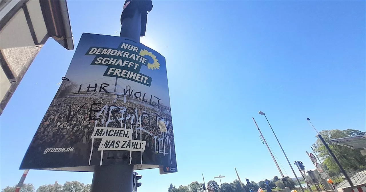 Wahlplakate in Höxter beschmiert - Staatsschutz ermittelt