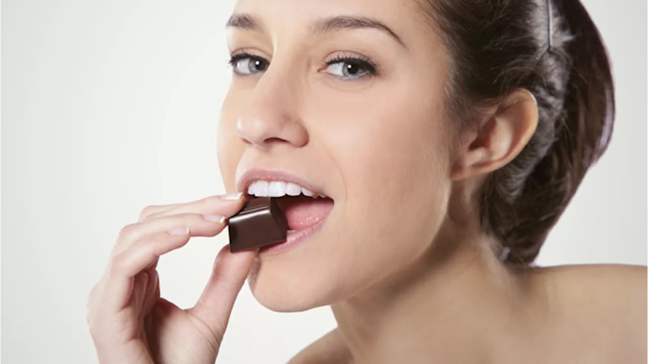 Cioccolato fondente: un quadratino al giorno per ridurre il rischio cardiovascolare