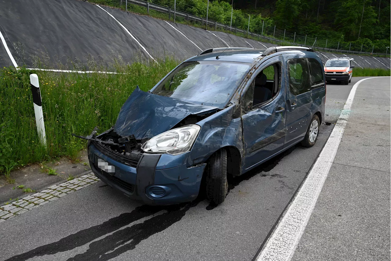 Unterterzen SG / Autobahn A3: Autofahrerin (35) kollidiert mit Leitplanke