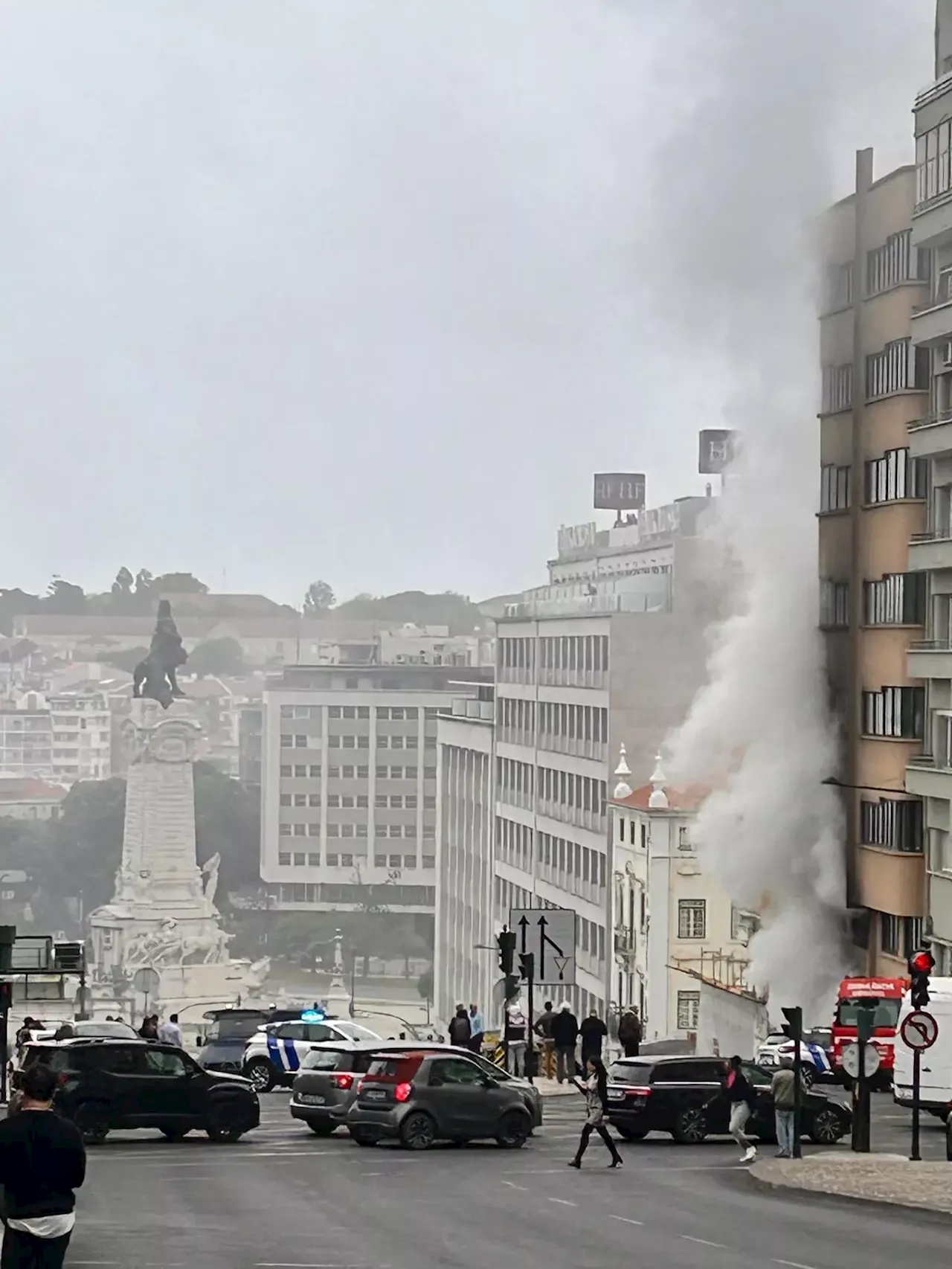 Fogo deflagra em loja de trotinetas elétricas perto do Marquês do Pombal em Lisboa