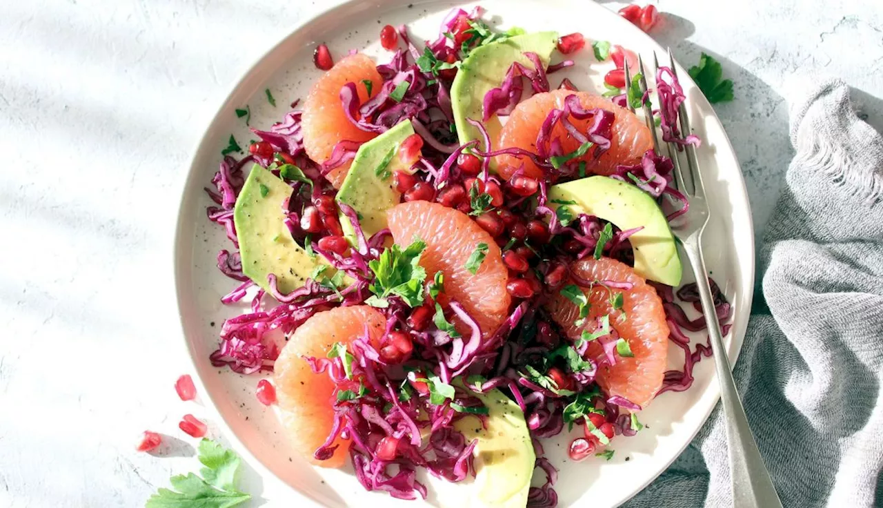 Receta de ensalada de repollo rojo con aguacate, pomelo y granada