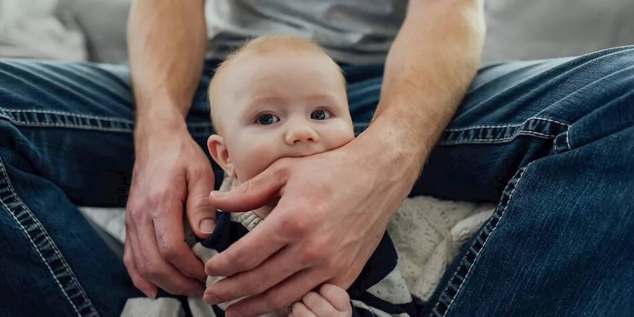 Freistellung für Part­ne­r*in nach Geburt: Vater klagt Familienstartzeit ein