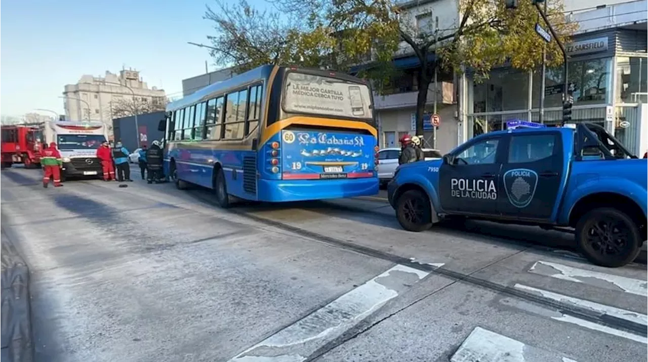 Tragedia en Vélez Sarsfield: un colectivero atropelló y mató a una mujer que cruzaba la calle