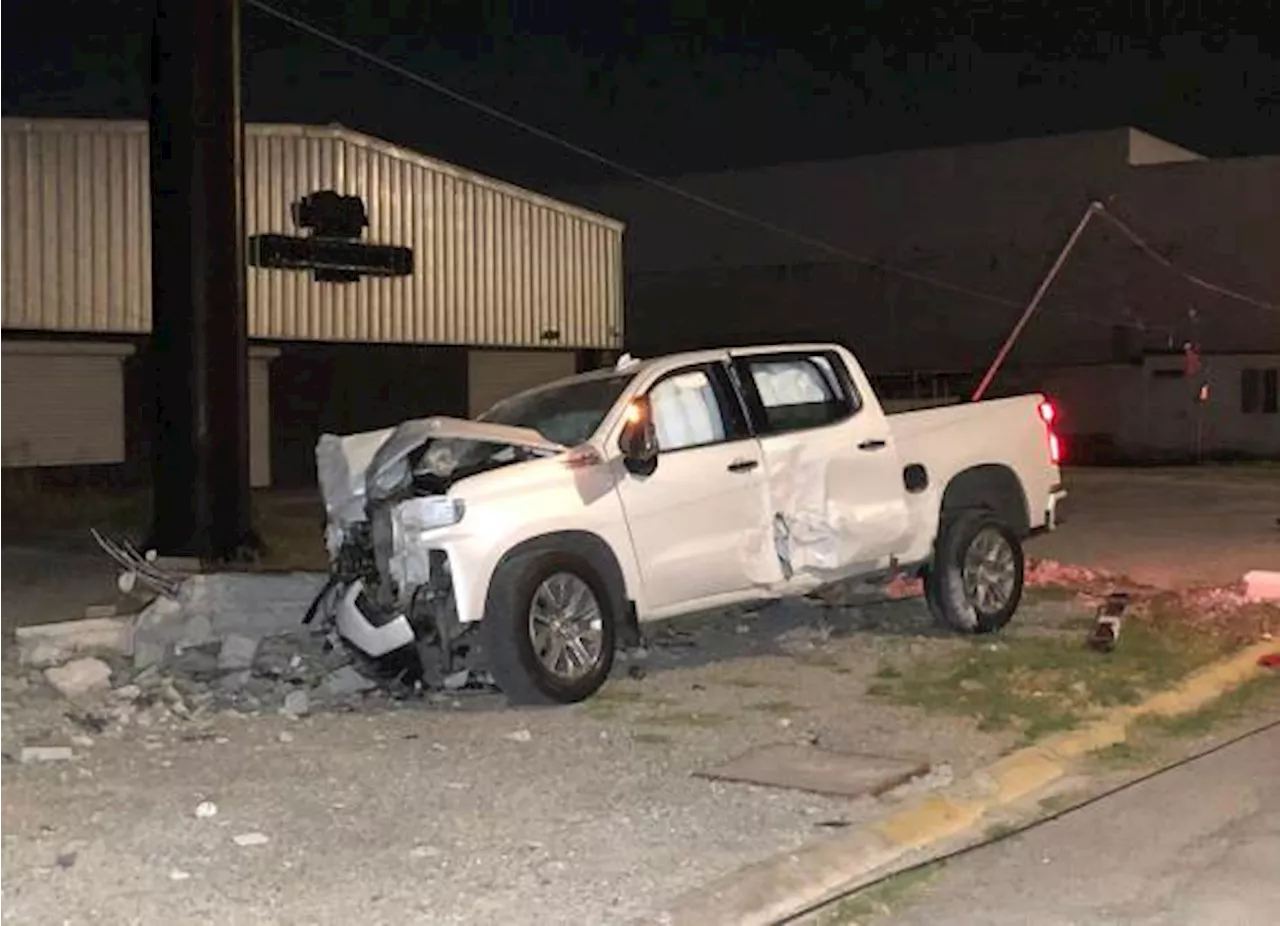 Conductor termina con su camioneta destrozada tras impactarse contra poste, al norte de Saltillo