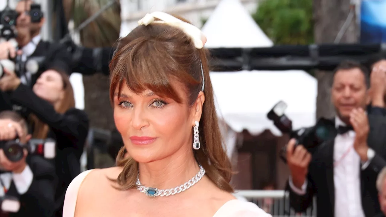 Cannes Filmfestspiele: Helena Christensen trägt auf dem roten Teppich ein Brautkleid von Vivienne Westwood