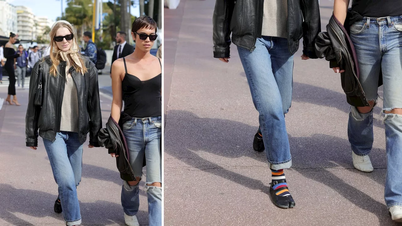 Combina jeans de ruedo doblado, zapatos Mary Jane con calcetas y chamarra como Hunter Schafer en Cannes 2024