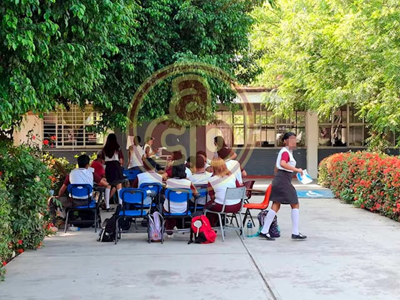 Ante calor y falta de clima, dan clases afuera de salones, en escuela de Álamo