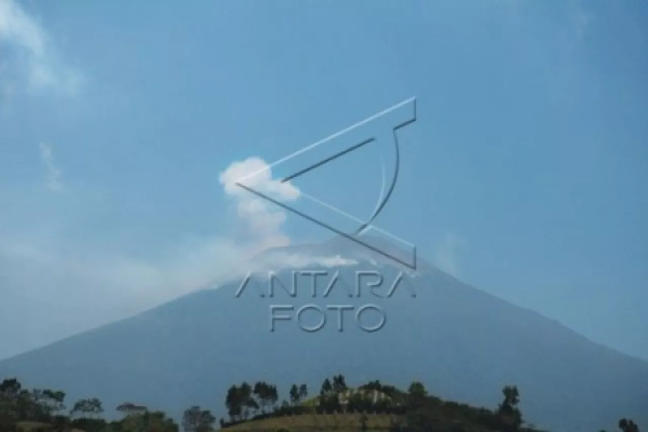 Aktivitas naik, Badan Geologi perluas jarak bahaya Gunung Slamet