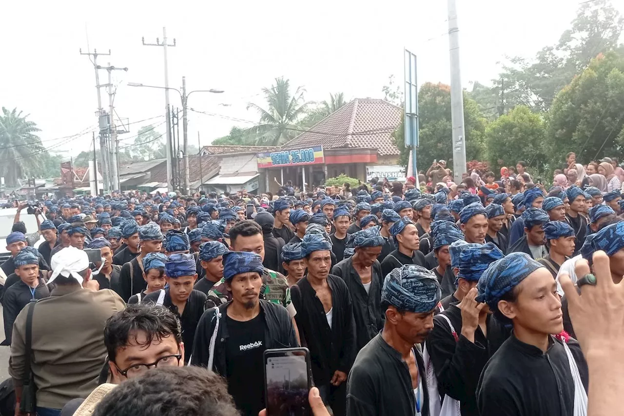 Warga Badui berjalan tanpa sandal menuju alun-alun Rangkasbitung