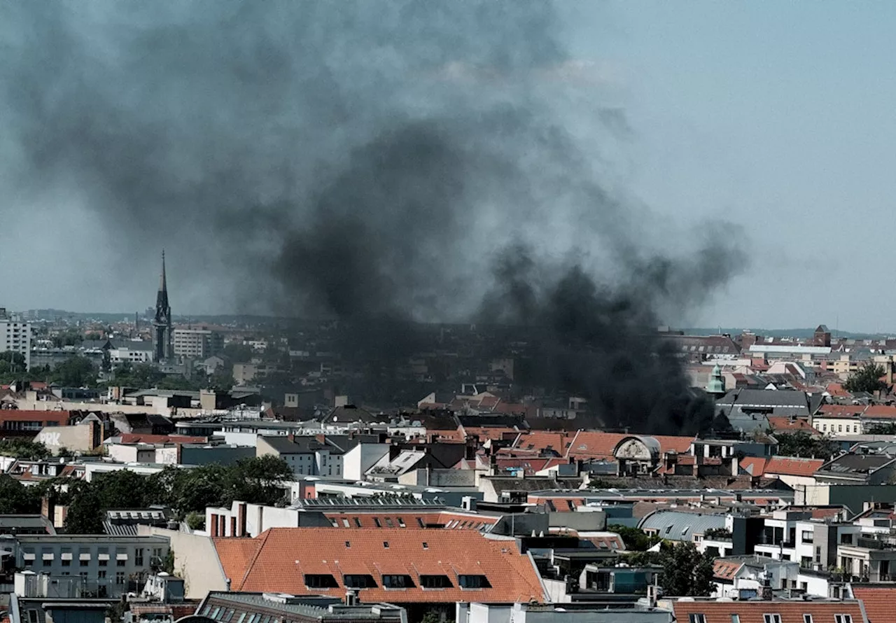 Brand in Mitte: Dachstuhl in der Torstraße in Flammen – dicke Rauchschwaden über Berlin