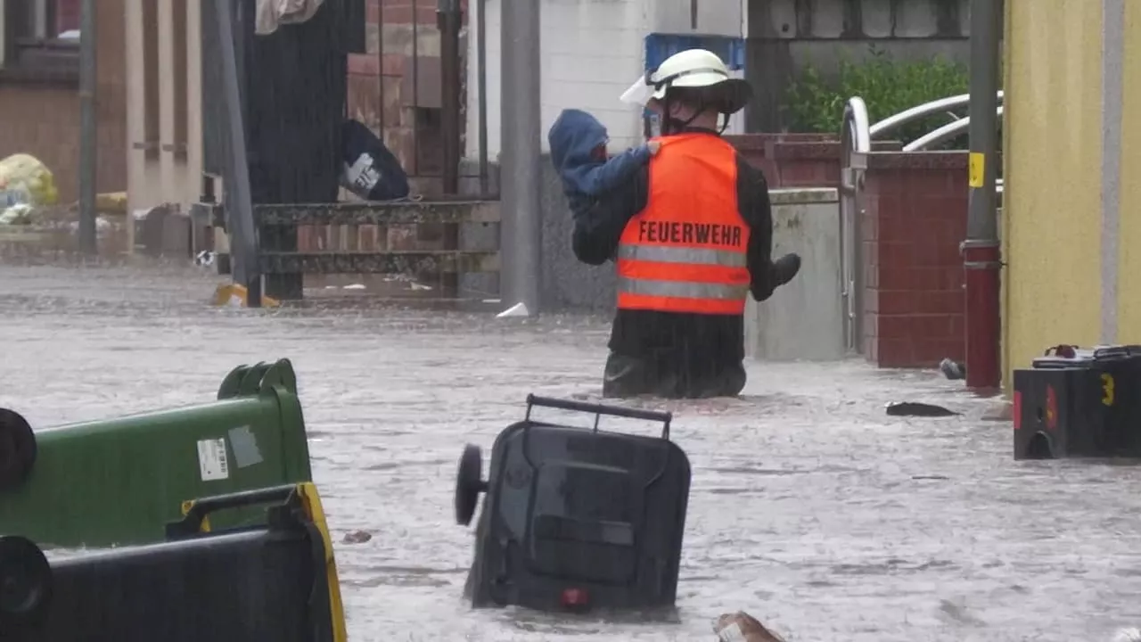 Schwere Unwetter: Saarland säuft ab! Feuerwehr rettet Kind