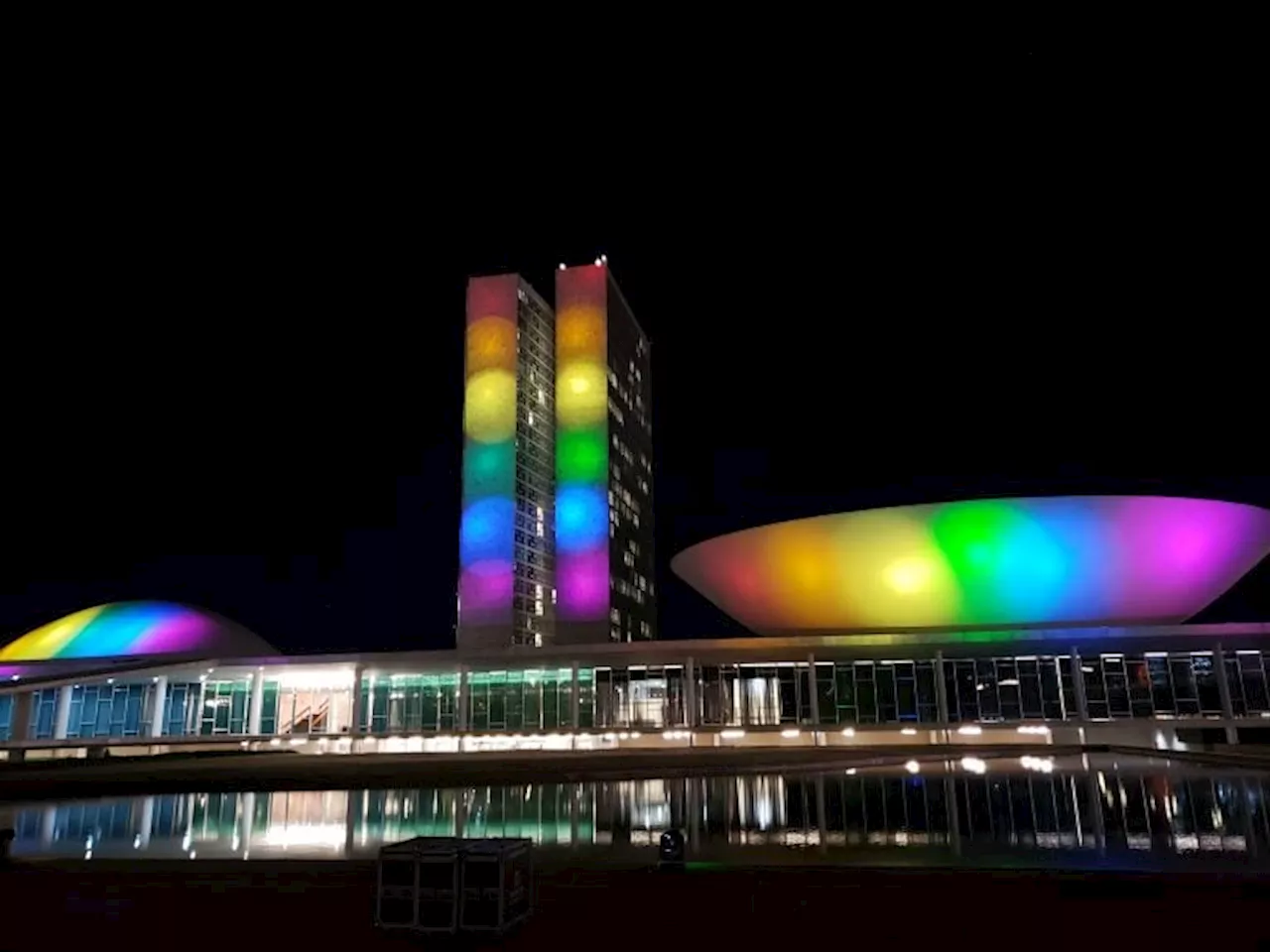 Congresso recebe projeção com as cores das bandeiras dos movimentos LGBTQIA+ e Trans