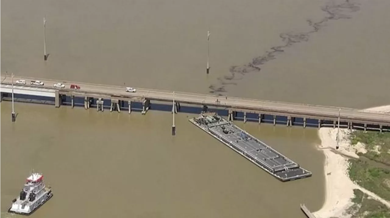 Penampakan Kapal Tongkang Tabrak Jembatan, Minyak Bocor ke Laut