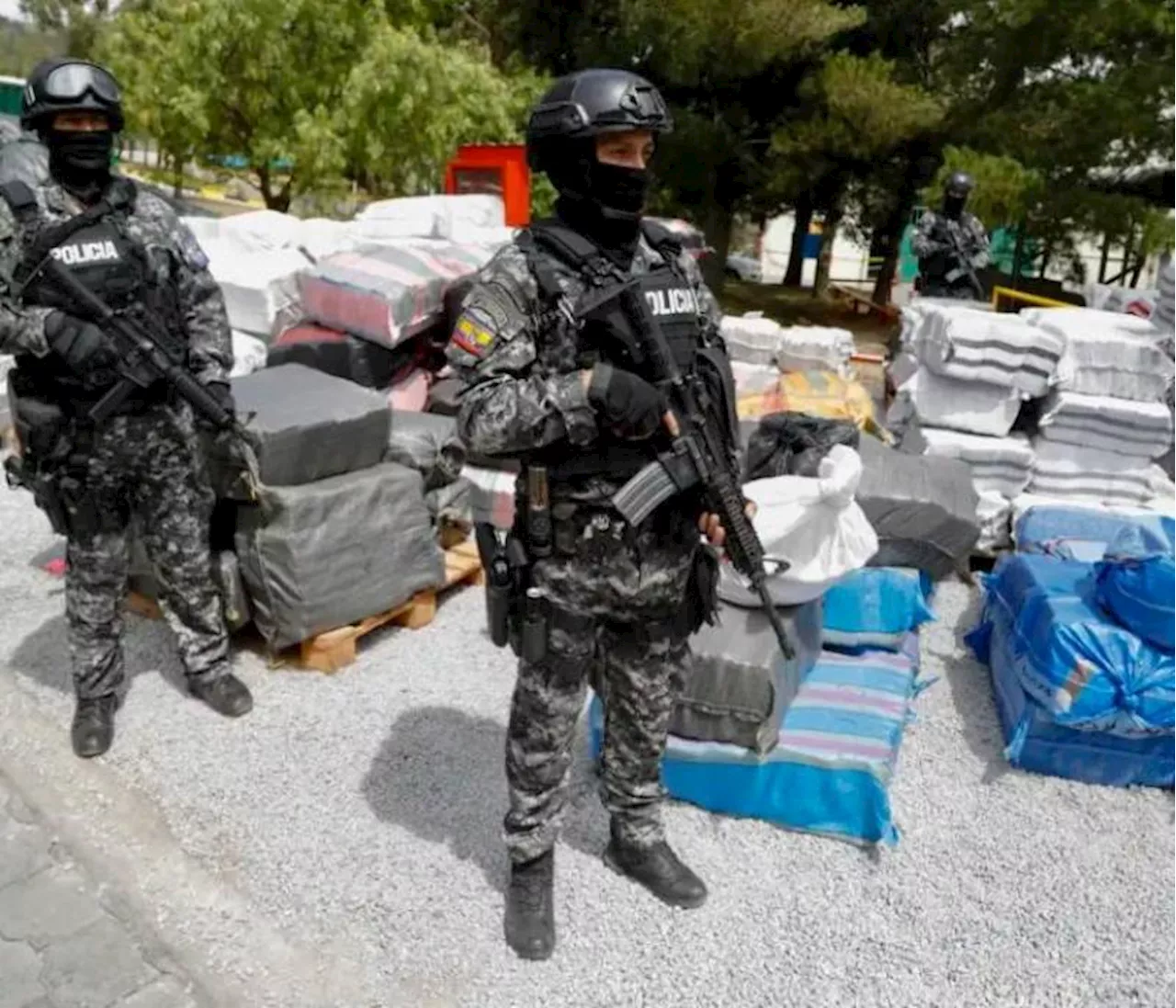 Cerca de 300 kilos de cocaína incautados en Ecuador en falso techo de furgón