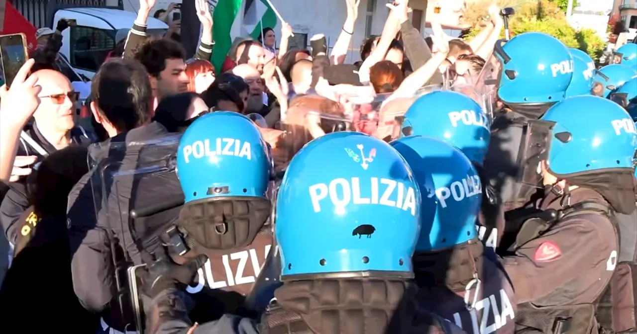 Tensioni a Vicenza al corteo pro-Palestina tra manifestanti e polizia in tenuta antisommosa