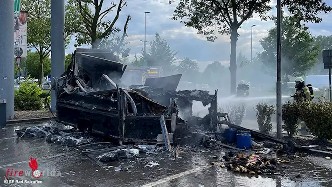 D: Imbisswagen brennt am Fachmarktzentrum in Bad Salzuflen vollständig aus