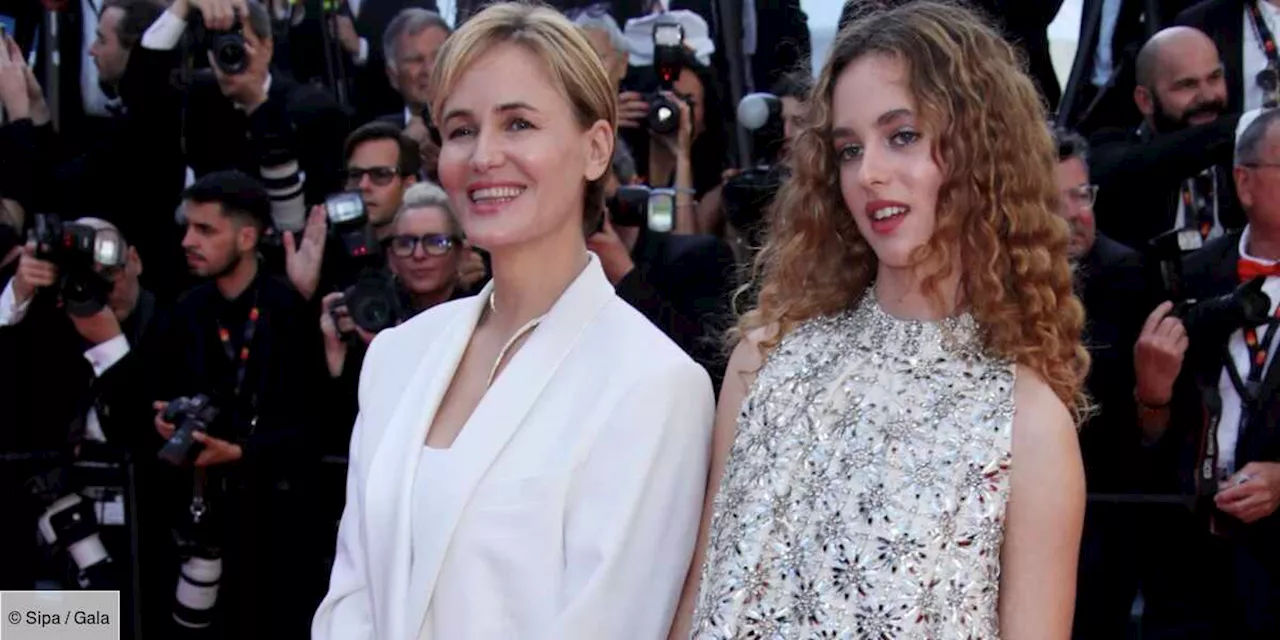 – Cannes 2024 : Judith Godrèche complice avec sa fille Tess Barthélémy, elles forment le duo chic du...