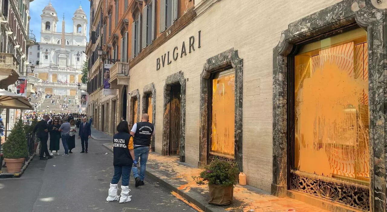 Vernice sui negozi delle griffe in via Condotti a Roma, lo sfregio dei vandali: denunciate sedici persone