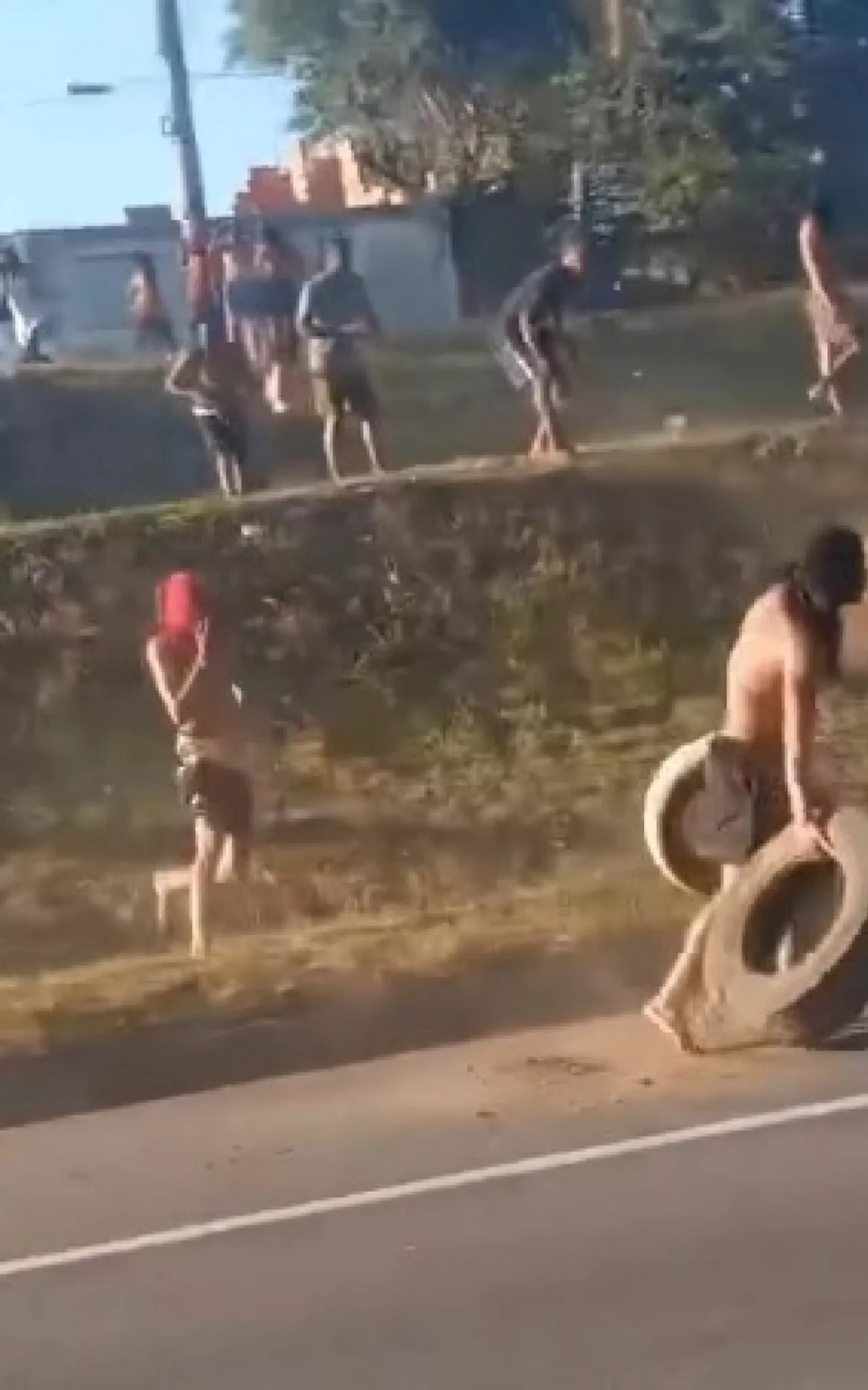 Vídeo: criminosos sequestram mais um ônibus e tentam interditar trânsito na Avenida Brasil