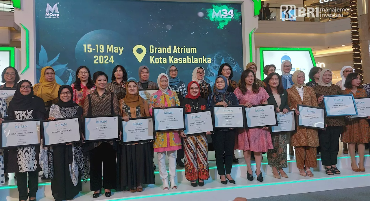 Jakarta Marketing Week 2024: Direktur BRI-MI Terima Penghargaan DEWI BUMN 2024