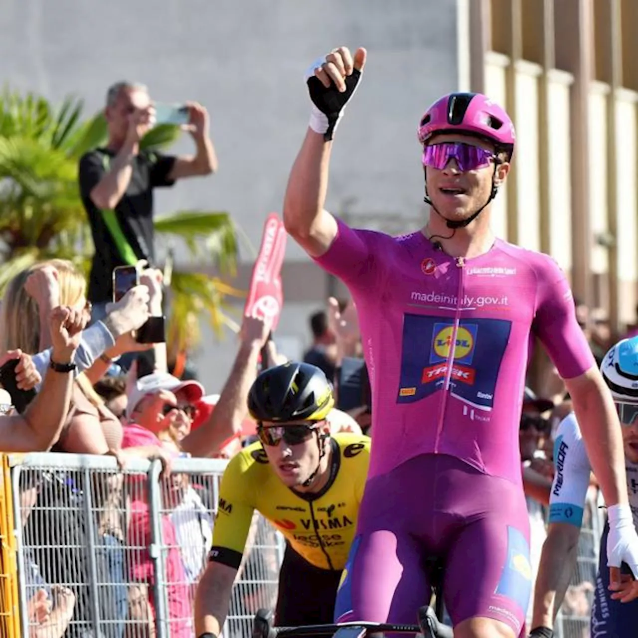 Jonathan Milan remporte la 13e étape du Giro, Tadej Pogacar reste en rose