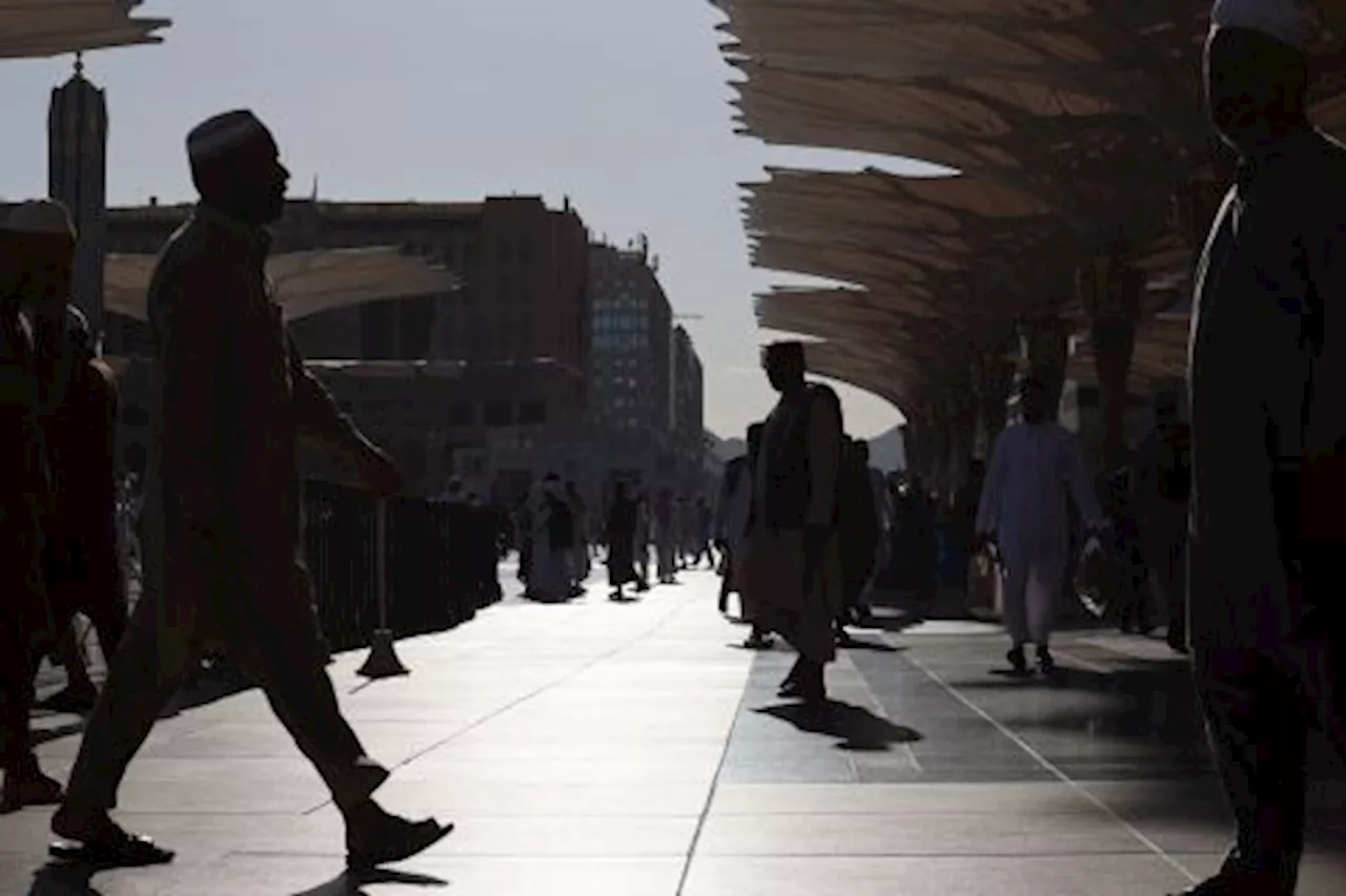 Petguas Haji Indonesia Populer di Area Masjid Nabawi