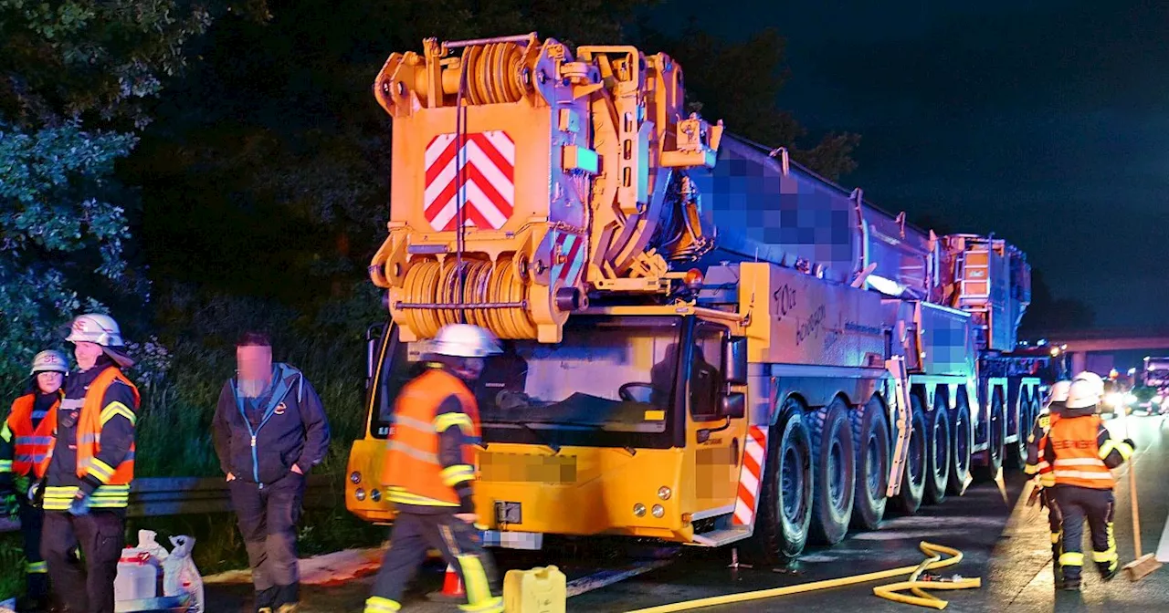 Schwerlastkran brennt auf der A33 in Bielefeld – Fahrer wird verletzt