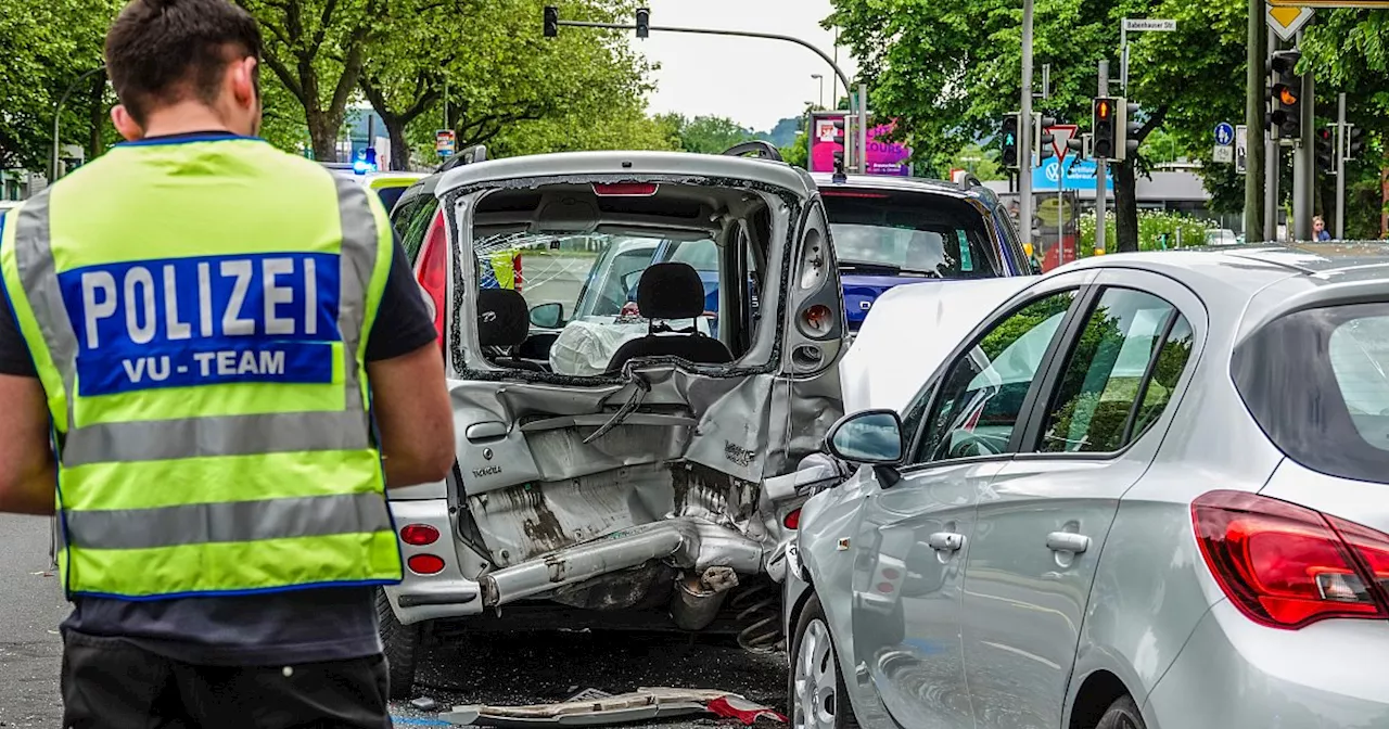 Vier Verletzte: 62-Jähriger nach schwerem Verkehrsunfall in Bielefeld in Lebensgefahr