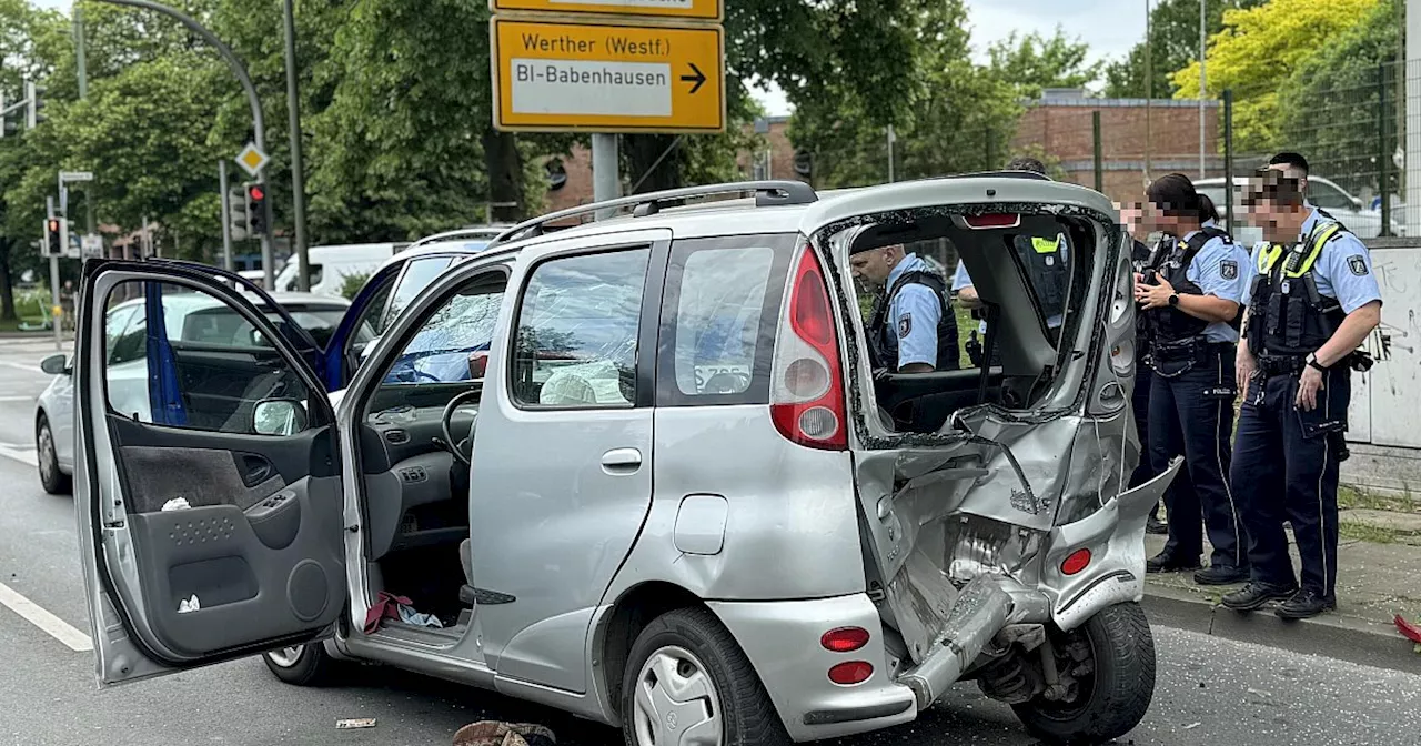 Vier Verletzte: Person nach schwerem Verkehrsunfall in Bielefeld in Lebensgefahr