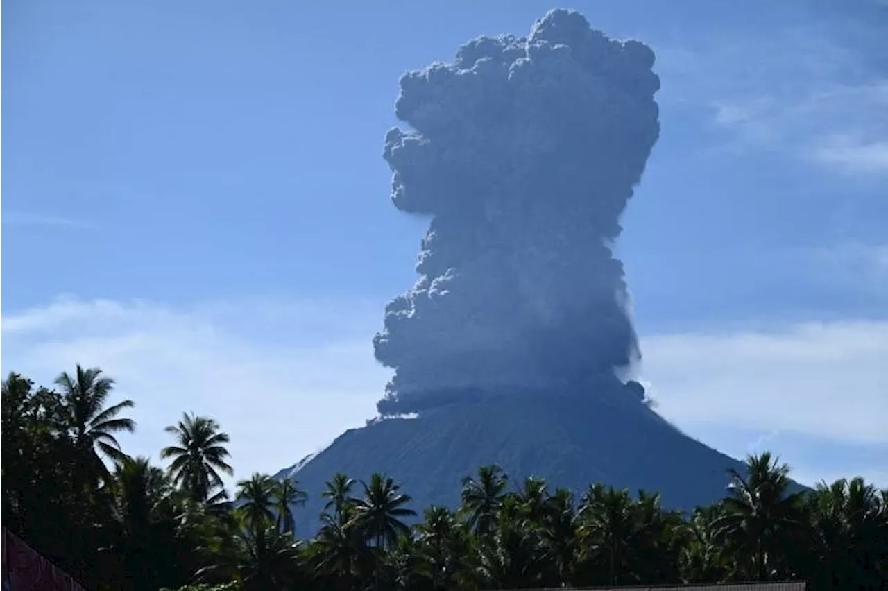 Indonesia evacuates hundreds near erupting volcano