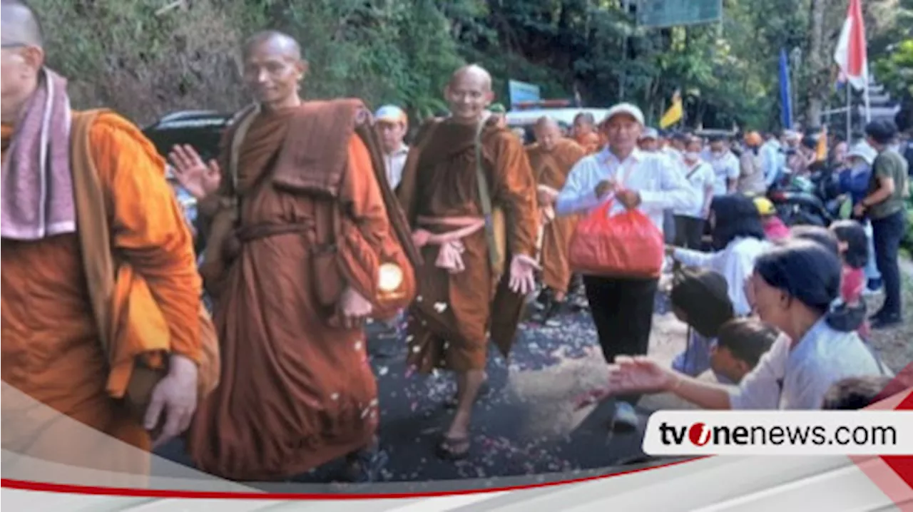 Ramai-ramai Umat Buddha Temanggung sambut Biksu Thudong