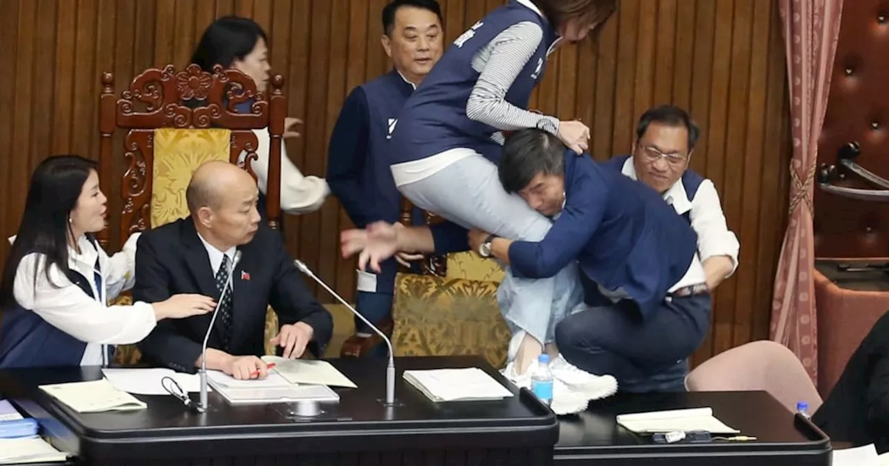 Video: Batalla campal en Parlamento de Taiwán; legisladores ‘se agarraron a puños’