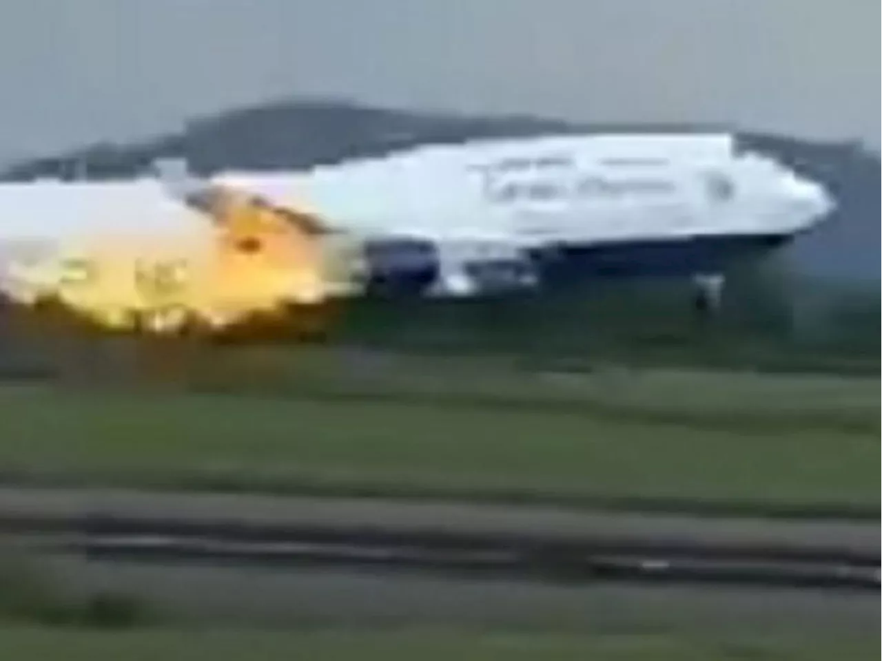 Schock-Moment beim Start: Flammen bei Boeing 747 von Garuda Indonesia beim Start