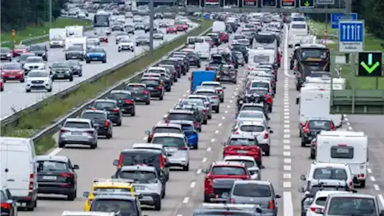 Verkehr zum Pfingstwochenende: Langer Stau auf A1 am Freitag