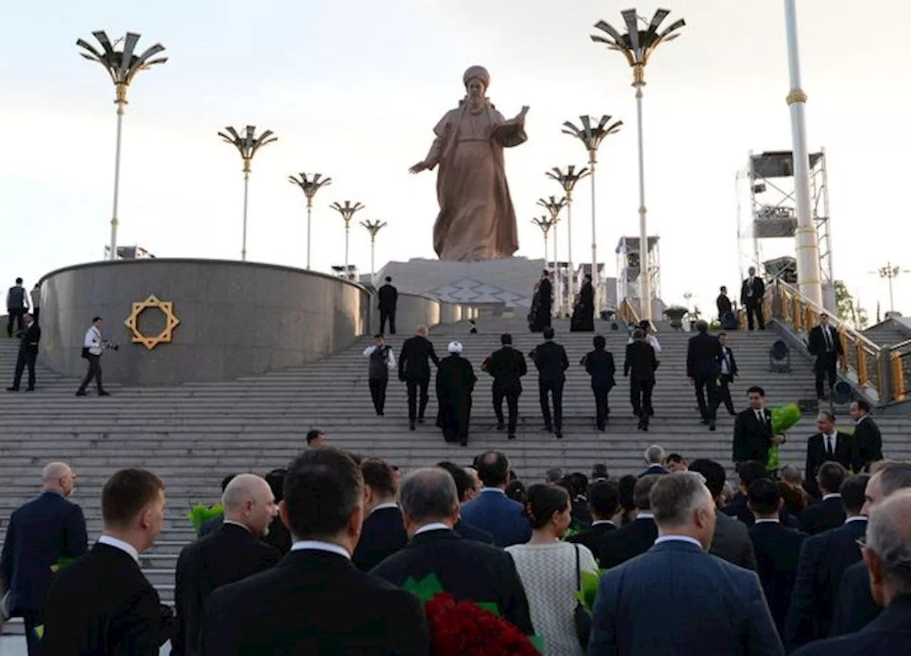 Jättestaty avtäckt i Turkmenistan